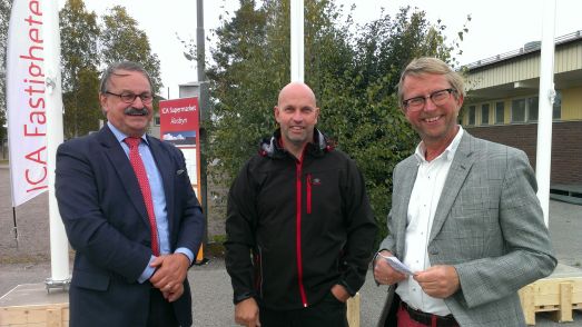 Från vänster; Per Alvin etableringschef, Ulf Burström lokal ICA-handlare samt Mats Engström fastighetschef