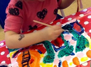 Bild på ett barn som målar