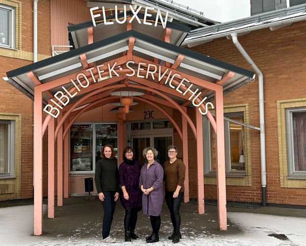I servicehuset Fluxen ligger huvudbiblioteket i Älvsbyn och på bilden kan du även se några ur personalen. Foto: Anna Lundmark