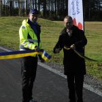 Jan Sippola, Vv på Älvsbyns Energi och kommunalrådet Tomas Egmark inviger den nya gång- och cykelvägen. Foto: Robin Nilsson