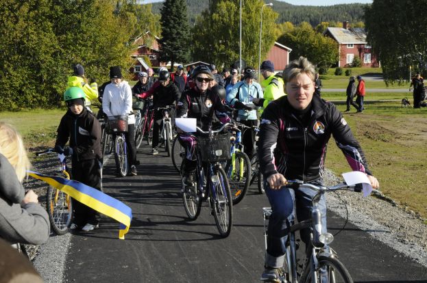 Cyklister vid invigningen av den nya gång- och cykelvägen. Foto: Robin Nilsson