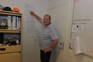 Roger visar det kommande arbetet som kommer att utföras i Nystrand. Foto: Sterling Nilsson