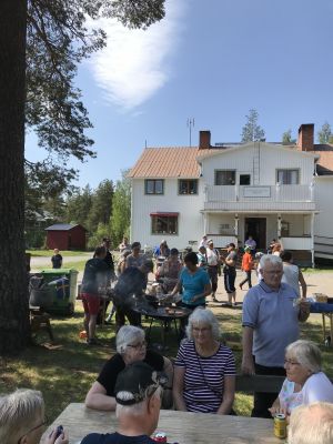 Samtal och aktiviteter framför den fina byagården Mejeriet. Detta foto är från 2019. Foto: Vistträsk byaförening