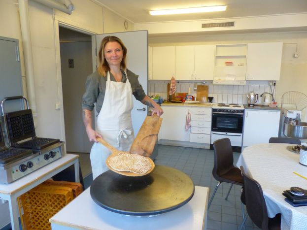 I Kulturhusets kök, som är livsmedelsgodkänt, bakar Liv Stråman gahkku som hon säljer. Foto: Elisabet Nordebo