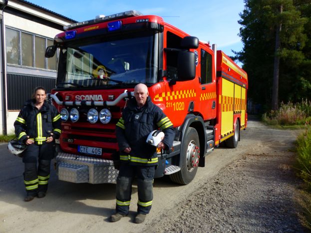 Evelina Rohdin och Kenrick Pettersson är två av deltidsbrandpersonalen i Vidsel. De är mycket glada över den nya brandbilen som redan har hunnit användas vid några skogsbränder i somras. Foto: Elisabet Nordebo