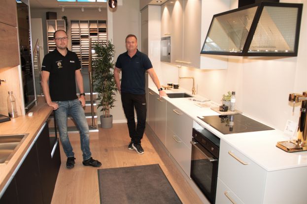 Rickard Nyman och Mikael Karlsson visar upp ett av flera kompletta kök i butikens nya visningsområde. Foto: Robin Nilsson