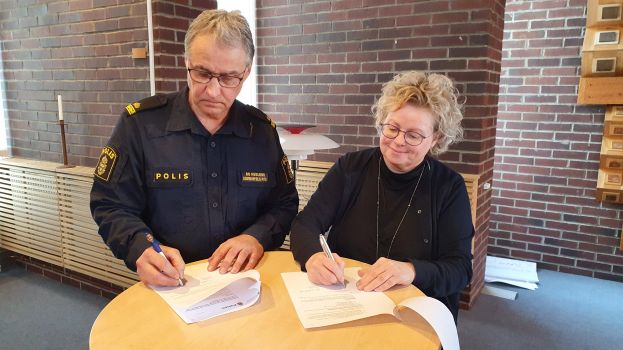 Bo Hedlund och Anna Lindberg skriver under samverkansavtal