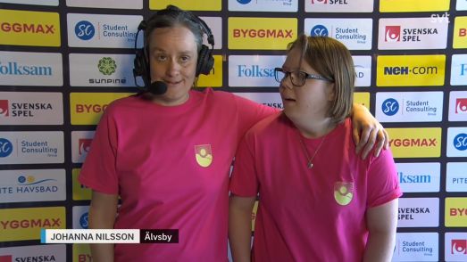 Johanna Nilsson och Alida Hällgren blir intervjuade av SVT.