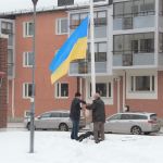 Den ukrainska flaggan hissas upp