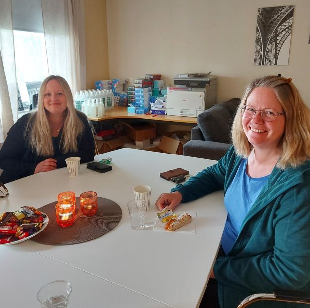 Sara Norberg och Annika Strand är båda stolta över verksamheternas personal. Foto: Anna Berglund.