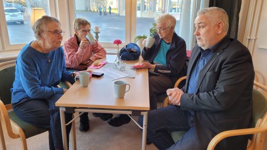 Socialchefen Robert Cortinovis besökte den öppna träffpunkten på Fluxen och berättade om socialtjänstens verksamheter. Foto: Peter Lundberg