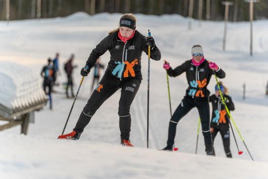Skidlinjens elever tränar på skidstadion vid Kanisbacken, foto Marcel Köppe
