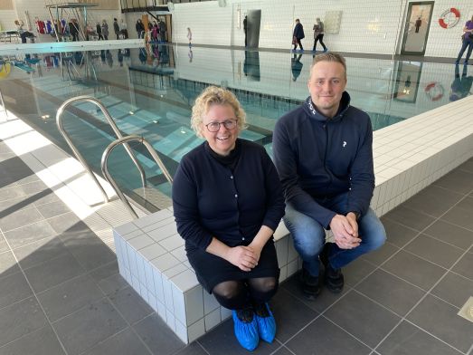 Kommunchef Anna Lindberg och kommunalråd Johan Dahlqvist sitter vid den stora simbassängen.