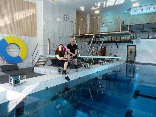 Sara Öberg och Åke Nilsson är två av de badvärdar som jobbar i simhallarna.