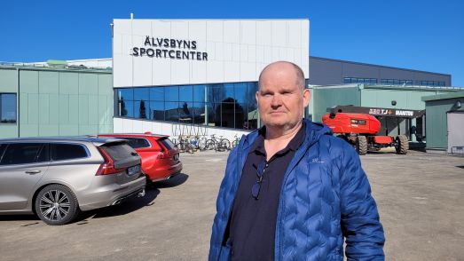 Bild på Lars Nyberg utanför sporthallen. Foto: Peter Lundberg