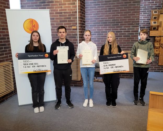 Bild på några av eleverna som emottog pris i årets kommunmästerskap i matematik. Foto: Robin Nilsson