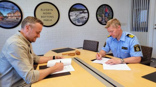 Johan Dahlqvist, kommunalråd och Andreas Nyberg, lokalpolisområdeschef Piteå älvdal undertecknar medborgarlöftet.