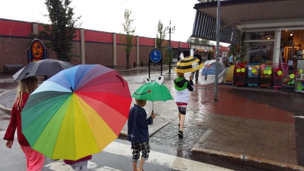 Regn och barn med paraplyer