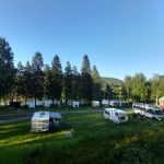 Bild på campingen med uppställda husvagnar och husbilar.