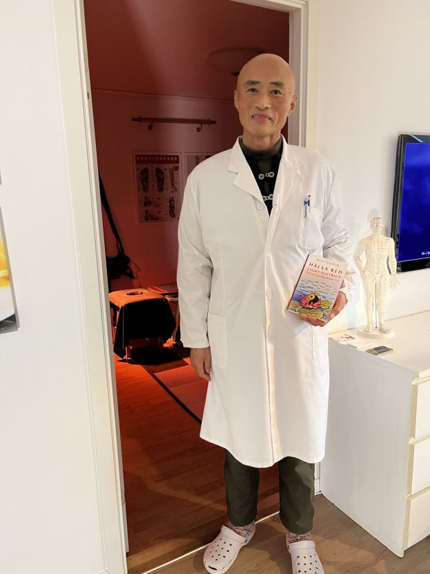 Bild på Wang Yang som håller i sin bok.