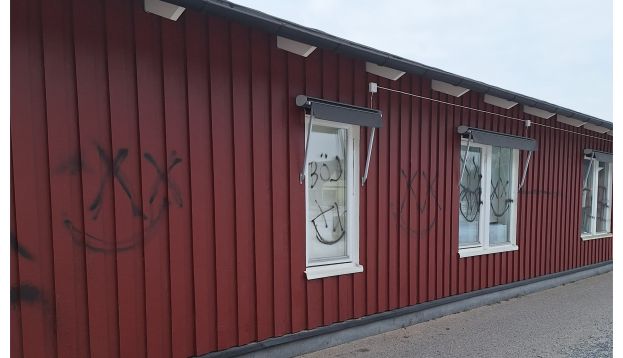 Bilden visar klotter på en av förskolorna i Älvsbyns kommun.