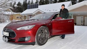 Robert Granström vid sin 100 % eldrivna Tesla Model S på hemmaplan i Älvsbyn. Robert har solcellspaneler på sin villa som han bland annat använder för att ”tanka” elbilen. Foto Sterling Nilsson
