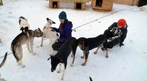 Melissa Seris och Louise Mutel, i en av hundgårdarna.