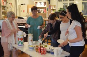 Helena Öhlund och Maria Thysell serverade kaffe och tårta. 