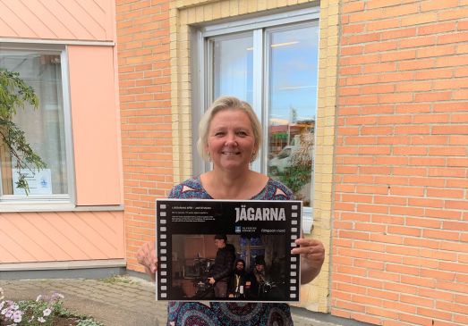 Ulrica Hamsch, landsbygdsutvecklare i Älvsbyns kommun, har placerat samtliga skyltar runt om i kommunen där inspelningsplatser ägt rum under inspelningen av tv-serien Jägarna. Foto: Maria Lundh