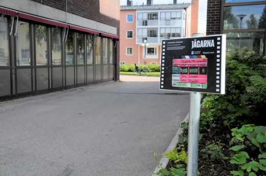 En av alla scener i tv-serien Jägarna spelades in utanför kommunhuset i Älvsbyn. Foto: Robin Nilsson