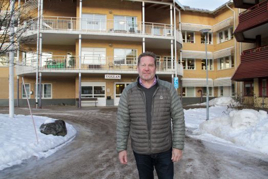 Hans Nyberg, socialchef, utanför äldreboendet Ugglan i Älvsbyn. Foto: Peter Lundberg
