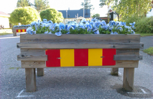 Bild som visar en sommarblomsplanering i en hemmasnickrad blomlåda.