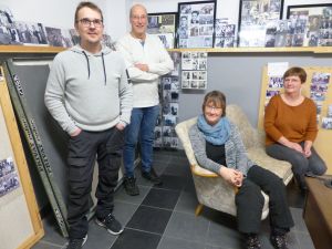 Fyra av de aktiva i Vistträsk byaförenings styrelse: Jonas Marklund, Kurt-Lennart Bergh, Eva Boman och Gunnel Åkerlund. De är i Mejeriets källare där det finns en samling med gamla fotografier från Vistträskbygden. Foto: Elisabet Nordebo