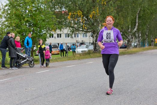 Tjej tävlar i löpning.