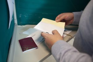 Bilden visar en väljare ensam bakom valskärmen