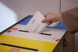 Bilden visar ett valkuvert läggas i en valurna