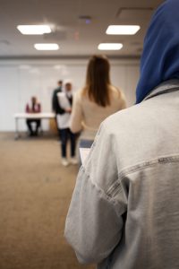 bilden visar en kö med människor som ska rösta