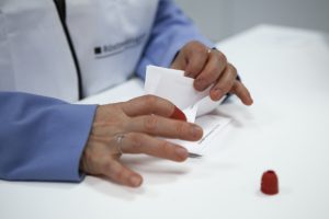 Bilden visar en röstmottagare som kontrollerar valkuvert