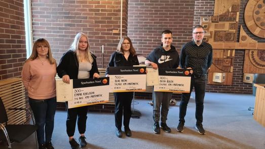 Topp 3 i kategorin årskurs 8, här tillsammans med tf. skolchef Inger Grankvist och läraren Emil Ebenfeldt. Foto: Maria Sundström.