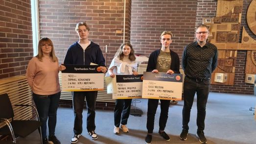 Topp 3 i kategorin årskurs 9, här tillsammans med tf. skolchef Inger Grankvist och läraren Emil Ebenfeldt. Foto: Maria Sundström.