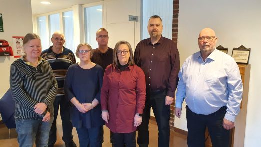 Utredningen av den politiska organisationen har gjorts av, från vänster i bild, Berit Hardselius (c), Orvo Hannlöv (sd), Wivianne Nilsson (v), Tomas Egmark (s), Kerstin Backman (s), Peter Lundberg (kd) och Göran Stenlund (l). Foto: Robin Nilsson.