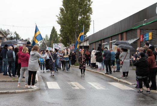 Utklädda ungdomar som vandrar i Älvåkraskolans karnevalståg.