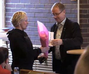 Sofia Lundberg, vinnare i namntävlingen tar emot vinsten av kommunalrådet Tomas Egmark, foto Sterling Nilsson