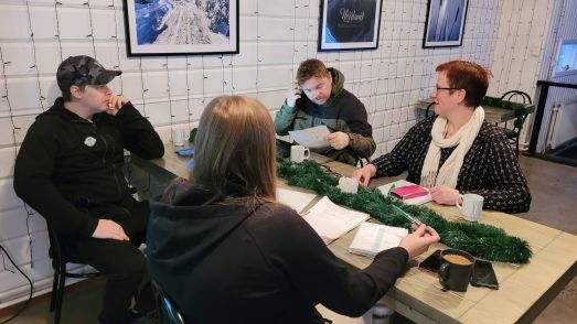 Jonathan Forsberg, kock, Sophie Carlberg, restaurangchef, Joakim Lundkvist, kock, Erika Carlberg, vd, har planeringsmöte inför kommande inköp. Foto: Peter Lundberg.