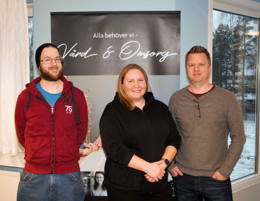 Gustav Åhlander, undersköterska, Elin Sjögren, enhetschef på personlig assistans och Mattias Holmén, enhetschef på Nyberga. Foto: Robin Nilsson