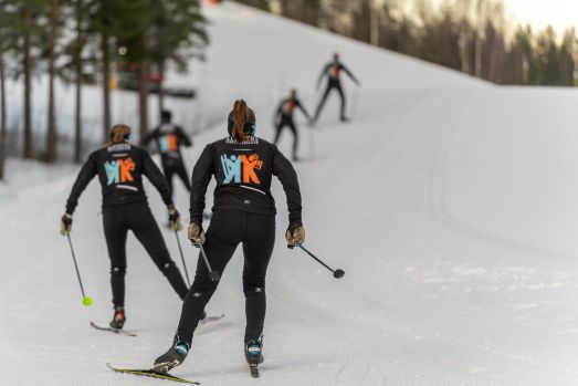 Skidlinjens elever tränar på skidstadion vid Kanisbacken, foto Marcel Köppe