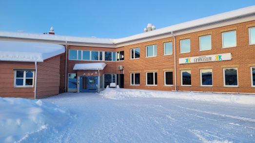 Exteriör på Älvsbyns gymnasium, vinter