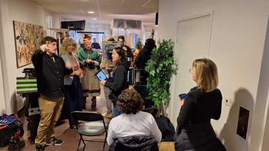 Bild på filmteamet under inspelningen i kommunhuset foajé.