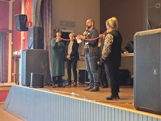 Bild på Jonas Wallin och ett par lärare när Jonas inviger mässan.