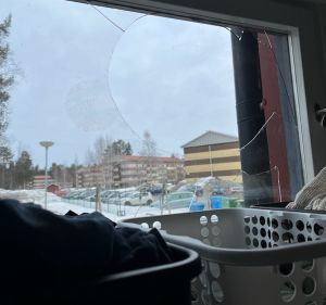 Bilden visar en krossad ruta på en av Älvsbyns kommuns förskolor.
